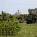 ...in altri si passeggia a pochi metri da distese profumate di margherite e papaveri da cui spunta solitaria alle nostre spalle la cupola della chiesa di Santa Fara